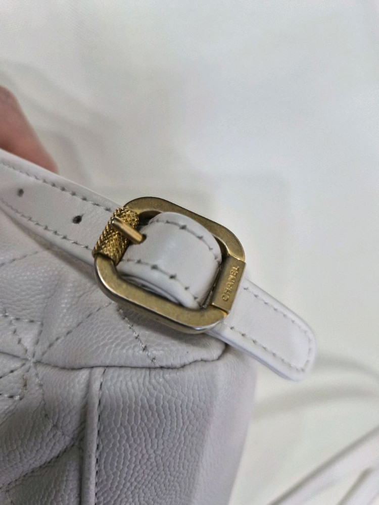 샤넬 케비어 백팩 화이트 샴페인골드 25년제품 판매합니다. 이미지