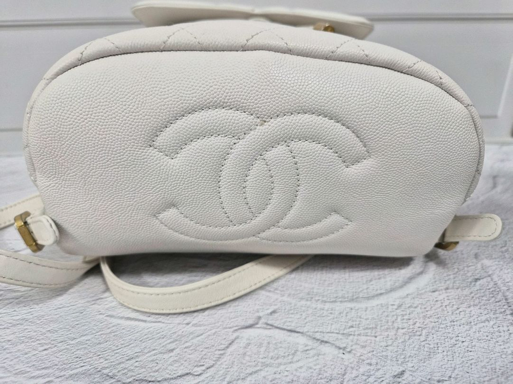 샤넬 케비어 백팩 화이트 샴페인골드 25년제품 판매합니다. 이미지