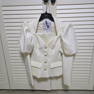 서쿠키 퍼프소매 블라우스