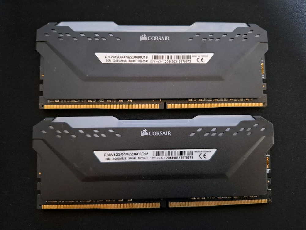 메모리 CORSAIR DDR4 3600 32GB(16GB 두개)--1