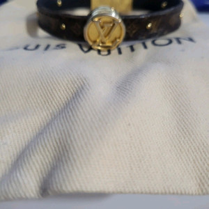 모노그램 패턴 브레이슬릿