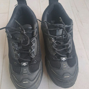 데상트 터보 운동화 블랙 색상 이미지