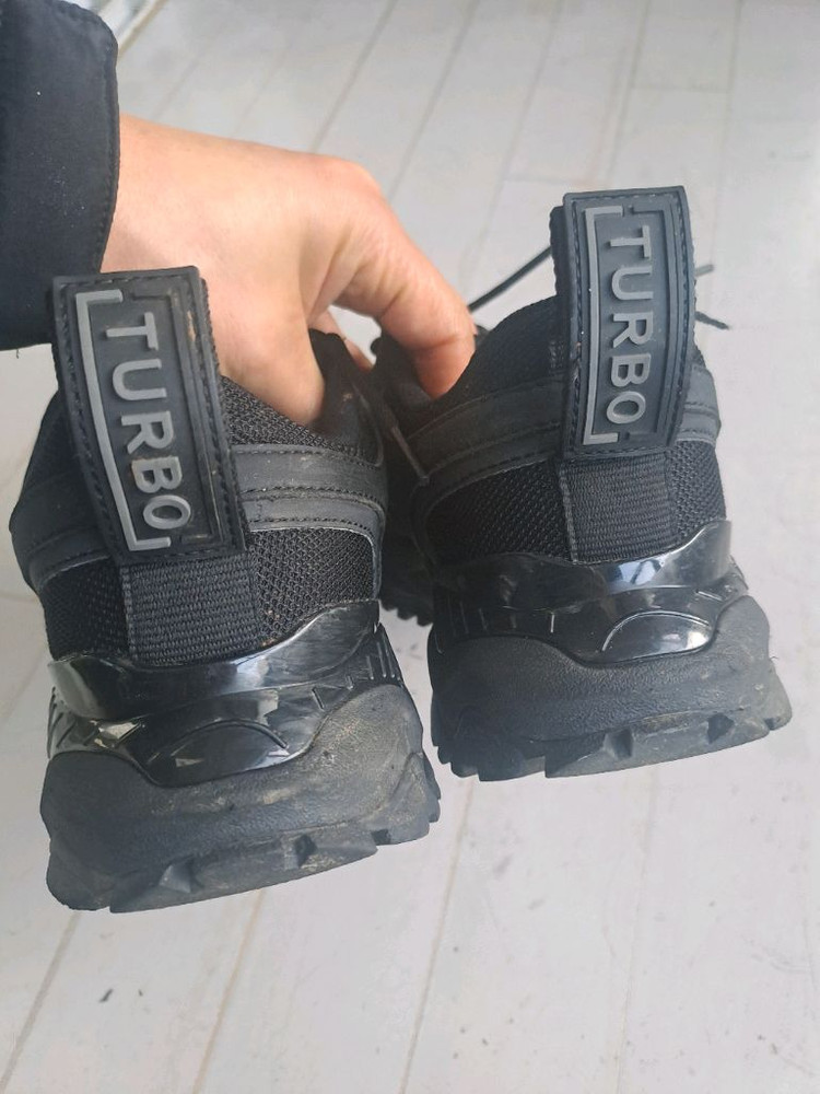 데상트 터보 운동화 블랙 색상 이미지