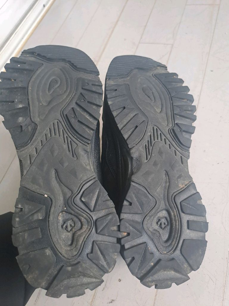 데상트 터보 운동화 블랙 색상 이미지