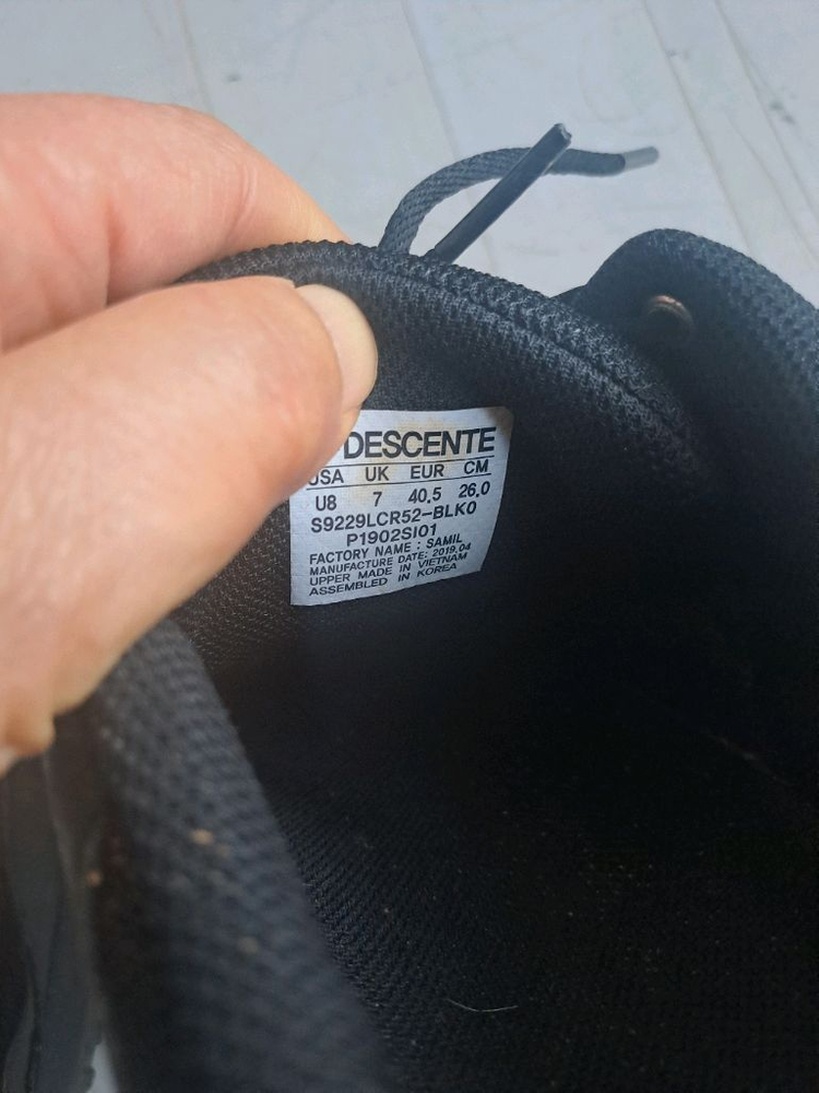 데상트 터보 운동화 블랙 색상 이미지