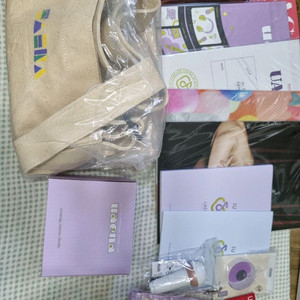 아이유 에코백, 아날로그시계, 포토북 등