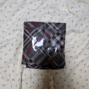 새상품 차콜 그레이 체크 무늬 손수건