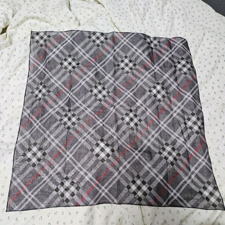 새상품 차콜 그레이 체크 무늬 손수건--1