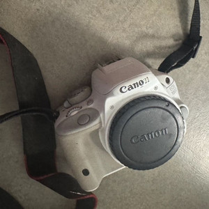 DSLR 카메라 캐논 100d 화이트+ 배터리 충전기 세트 이미지