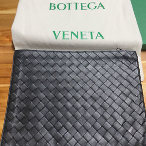 보테가베네타 하프 지퍼 파우치 클러치 상태 좋아요