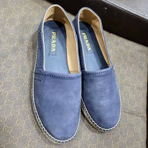 프라다 스웨이드 슬립온