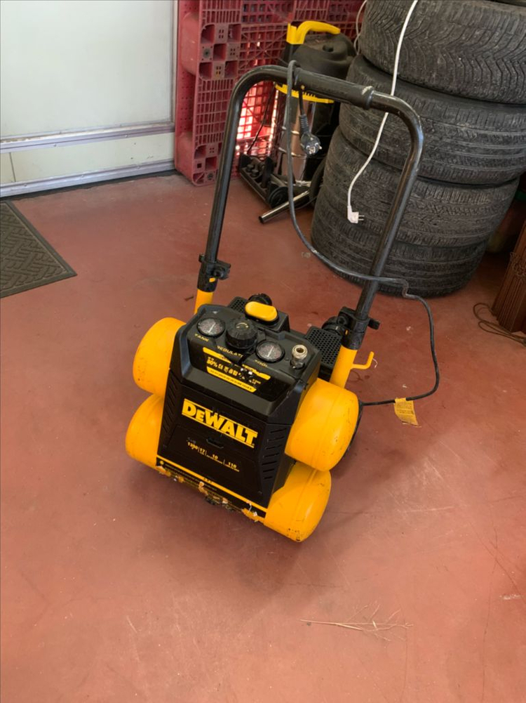 디월트 콤프레셔--0