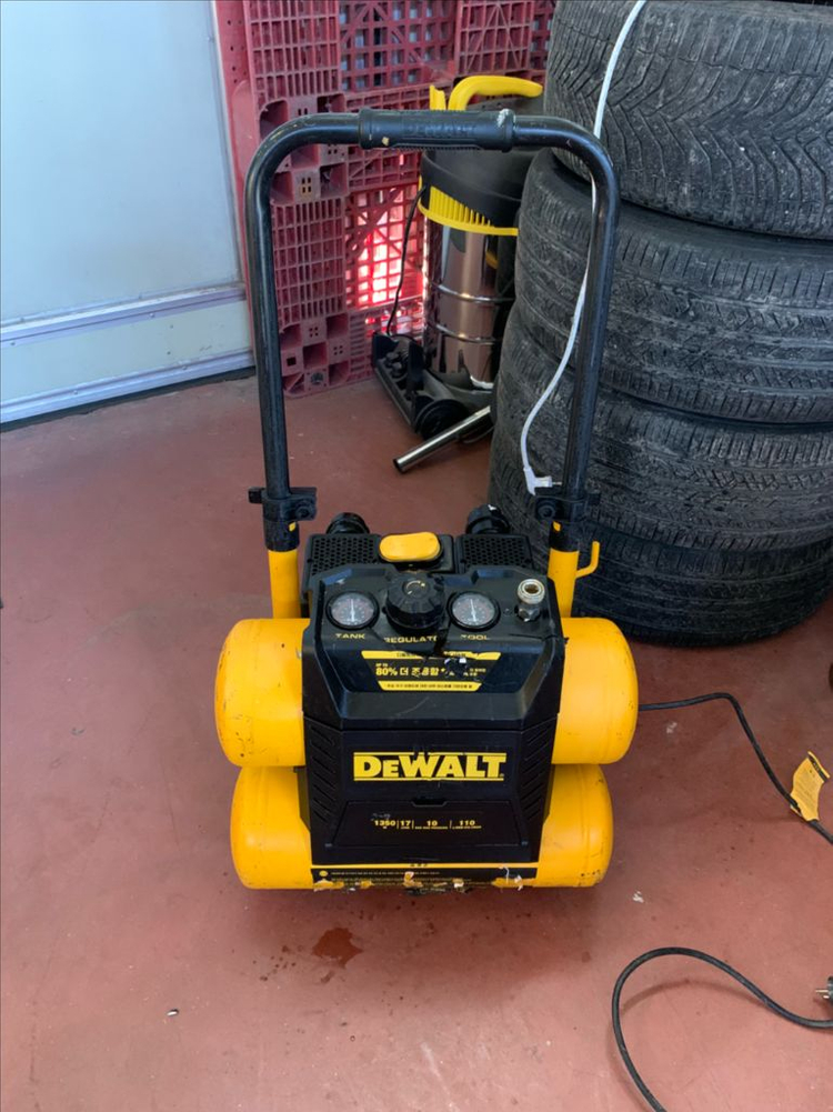 디월트 콤프레셔--1