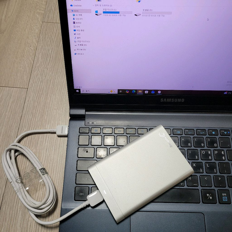씨게이트 외장하드 1TB 실버색상입 이미지