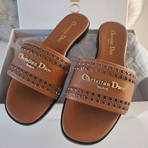 디올 슬리퍼 D-Lane 디레인 뮬 카멜 오픈워크 마이크로까나쥬 모티브 송아지 가죽 KCO157MLC_S43M