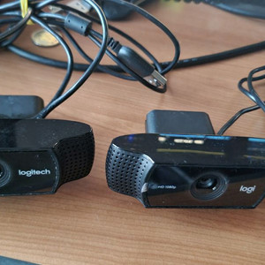 로직 웹캠 C922 PRO WEBCAM 2대 팔아요. (1대는 정상 1대는 1/4볼트부분 분실 사진참조