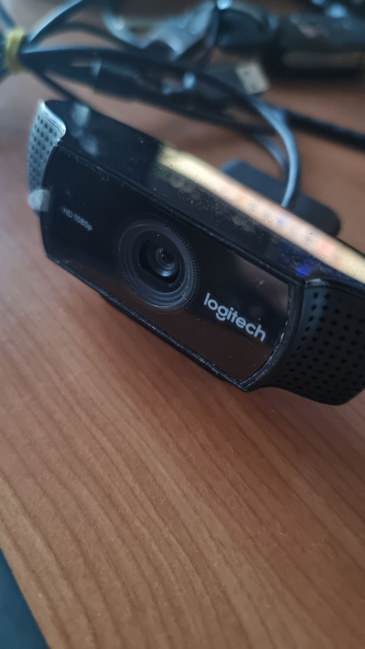 로직 웹캠 C922 PRO WEBCAM 2대 팔아요. (1대는 정상 1대는 1/4볼트부분 분실 사진참조--3