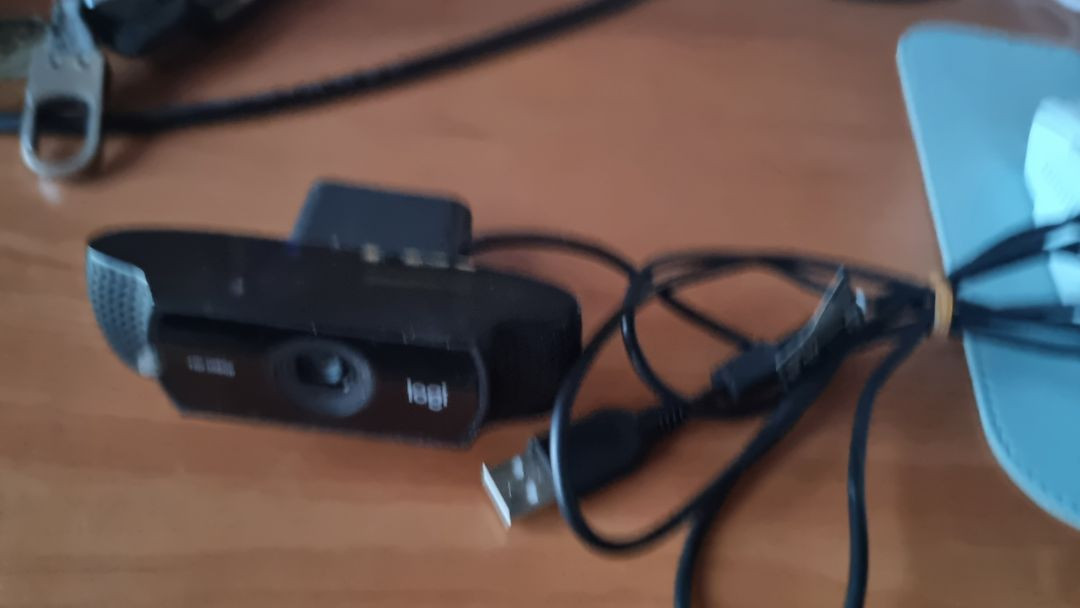 로직 웹캠 C922 PRO WEBCAM 2대 팔아요. (1대는 정상 1대는 1/4볼트부분 분실 사진참조--2