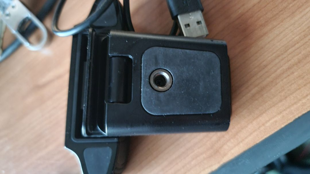 로직 웹캠 C922 PRO WEBCAM 2대 팔아요. (1대는 정상 1대는 1/4볼트부분 분실 사진참조--1