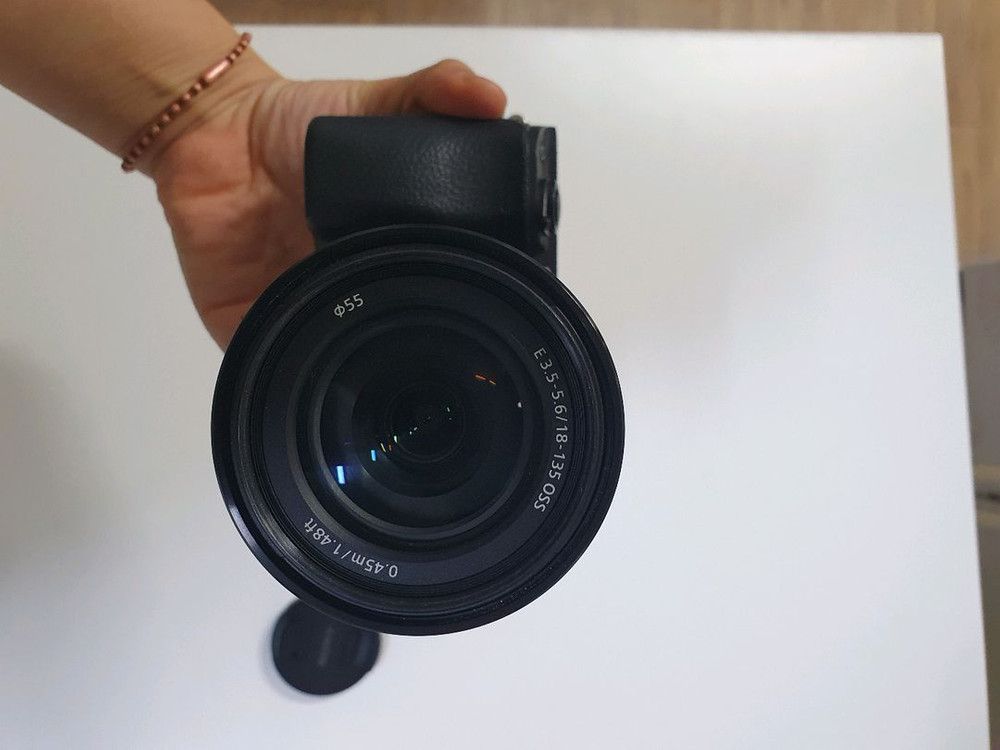 소니 A6400 미러리스 카메라 E 18-135mm 박스풀. A급 이미지