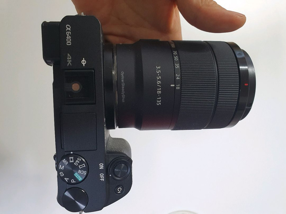 소니 A6400 미러리스 카메라 E 18-135mm 박스풀. A급 이미지