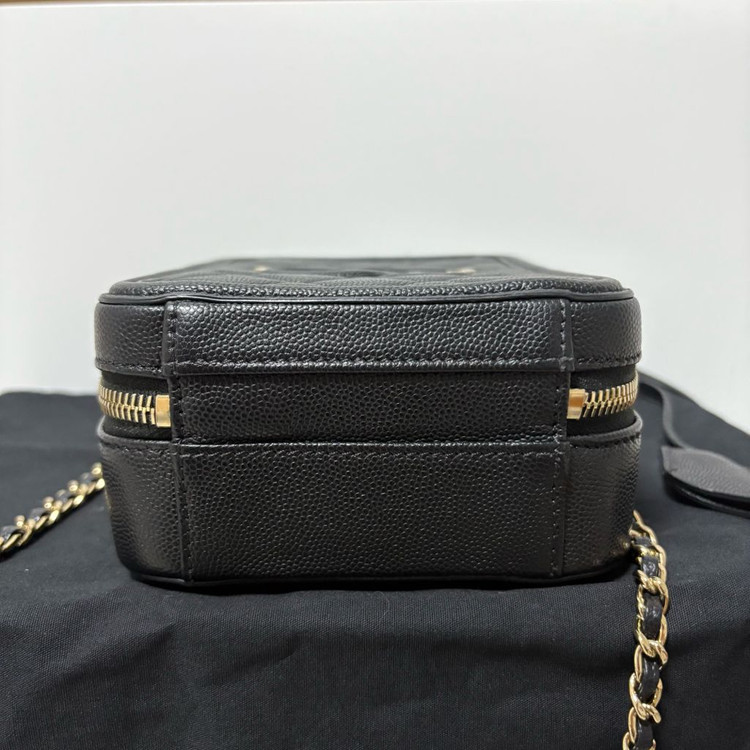 샤넬 코스메틱백 베니티 탑핸들 캐비어 블랙 풀구성 팝니다.--5