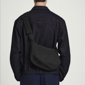 코스 크로스바디 새들백 블랙 나일론 크로스백