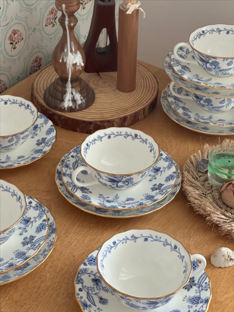 단종된 일본산 노리다케 양각홍차잔 이미지