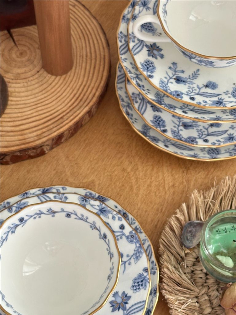 단종된 일본산 노리다케 양각홍차잔 이미지