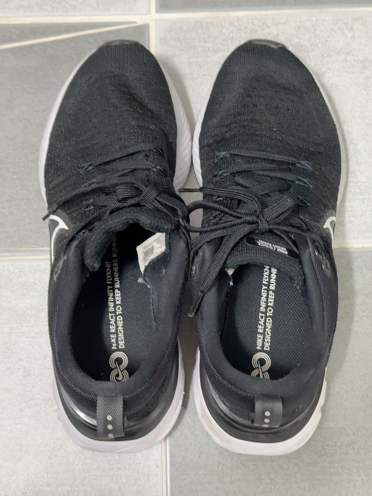 [275] 나이키 리액트 인피니티런2 검흰--3