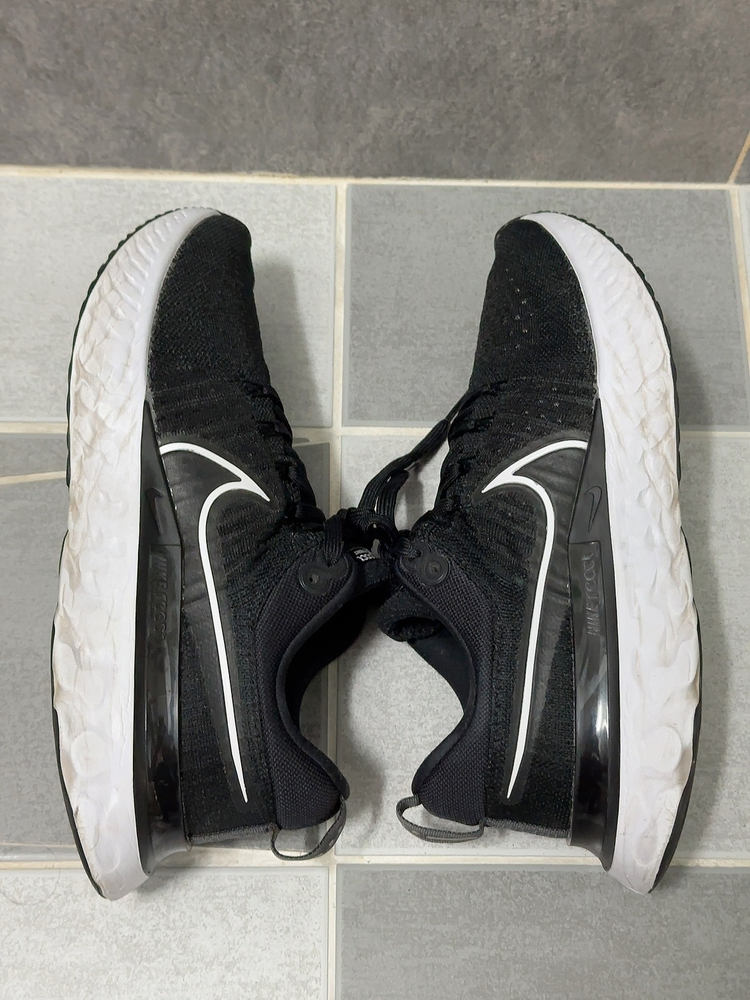 [275] 나이키 리액트 인피니티런2 검흰--4