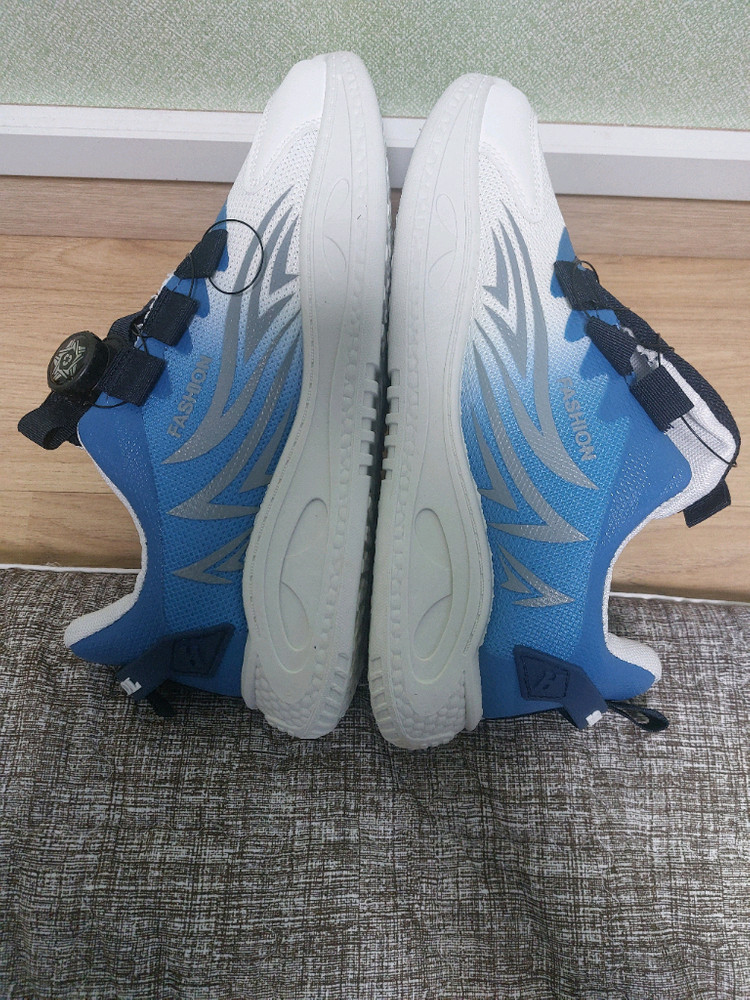 새상품입니다 런닝화 260--2