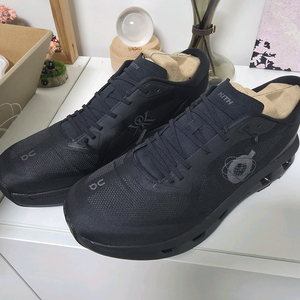 키스 x 온런닝 콜라보 클라우드 신발 280 팝니다