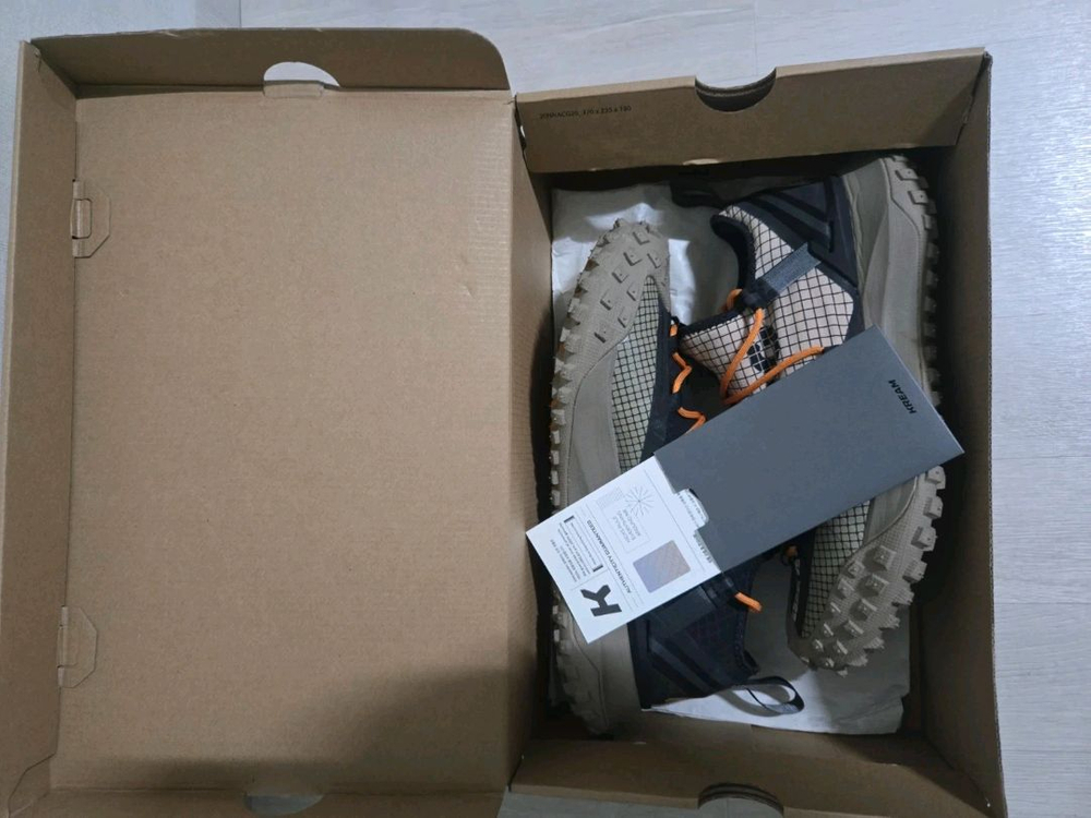 나이키 ACG 마운틴 플라이 로우 파슬 스톤 (Fossil Stone) 색상 황금사이즈 280mm 판매합니다 이미지