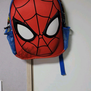 마블 스파이더맨 아동용 백팩입니다.앞면은 스파이더맨 얼굴 디자인이고, 옆면은 스파이더맨 만화 스타일 그림이 있어요~