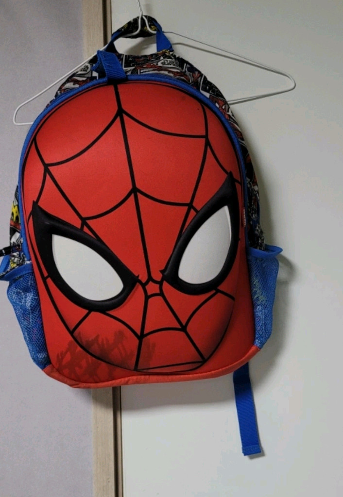 마블 스파이더맨 아동용 백팩입니다.앞면은 스파이더맨 얼굴 디자인이고, 옆면은 스파이더맨 만화 스타일 그림이 있어요~--1