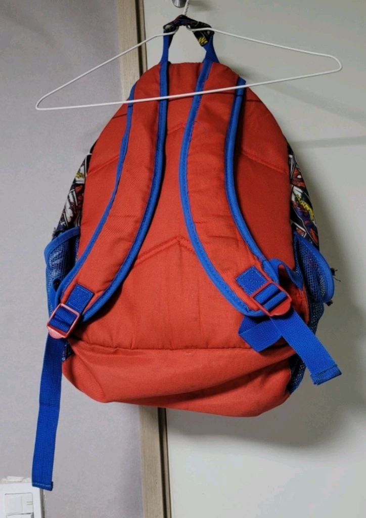 마블 스파이더맨 아동용 백팩입니다.앞면은 스파이더맨 얼굴 디자인이고, 옆면은 스파이더맨 만화 스타일 그림이 있어요~--2