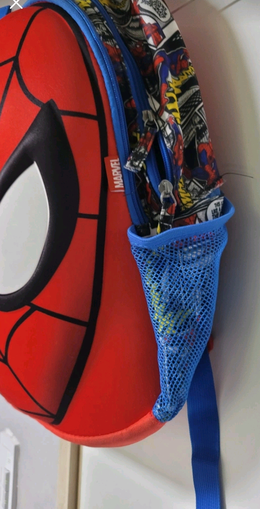 마블 스파이더맨 아동용 백팩입니다.앞면은 스파이더맨 얼굴 디자인이고, 옆면은 스파이더맨 만화 스타일 그림이 있어요~--3