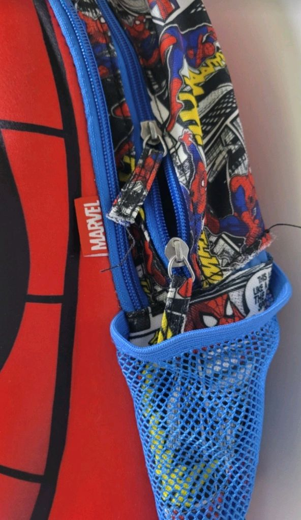 마블 스파이더맨 아동용 백팩입니다.앞면은 스파이더맨 얼굴 디자인이고, 옆면은 스파이더맨 만화 스타일 그림이 있어요~--4