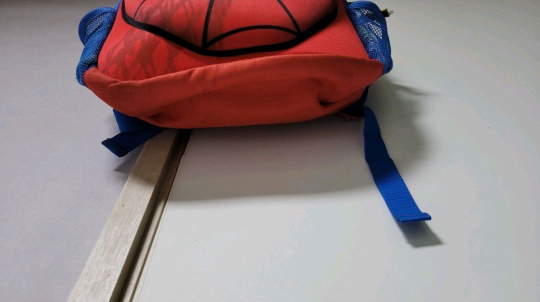 마블 스파이더맨 아동용 백팩입니다.앞면은 스파이더맨 얼굴 디자인이고, 옆면은 스파이더맨 만화 스타일 그림이 있어요~--5