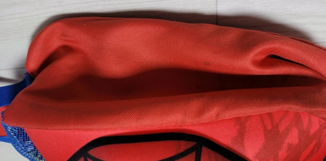 마블 스파이더맨 아동용 백팩입니다.앞면은 스파이더맨 얼굴 디자인이고, 옆면은 스파이더맨 만화 스타일 그림이 있어요~--6