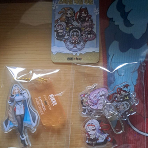 미개봉 두찜 니케 한정 콜라보 아크릴 스탠드 키링 2종 및 게임쿠폰 일괄 팝니다.