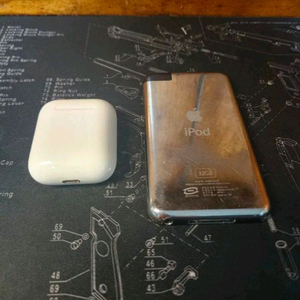 올드 애플 올드맥 정크 에어팟과 정크 아이팟 터치 이미지