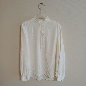 택달린 시스티나 아이보리 프릴 블라우스 3만원에 판매합니다