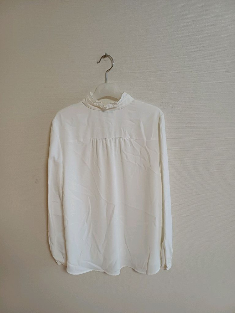 택달린 시스티나 아이보리 프릴 블라우스 3만원에 판매합니다--1