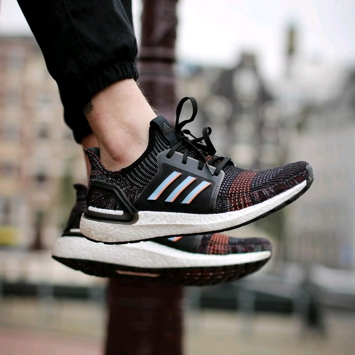 아디다스 울트라부스트 손흥민 러닝화 260 새상품--9