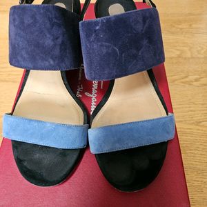 페라가모 스웨이드 엘바샌들