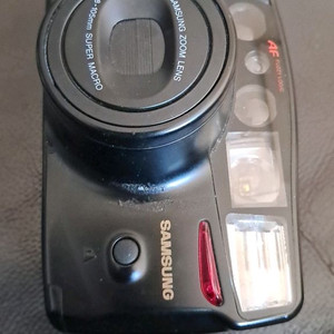 삼성 퍼지 줌 1050(Samsung Fuzzy Zoom 1050) 필름 카메라입니다.