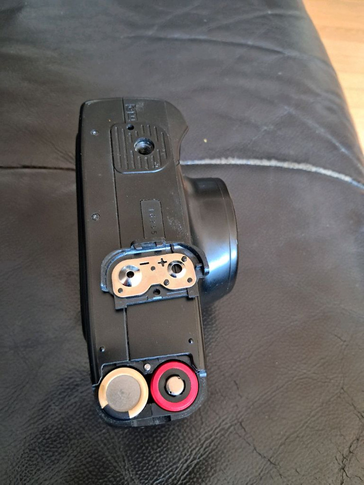 삼성 퍼지 줌 1050(Samsung Fuzzy Zoom 1050) 필름 카메라입니다. 이미지