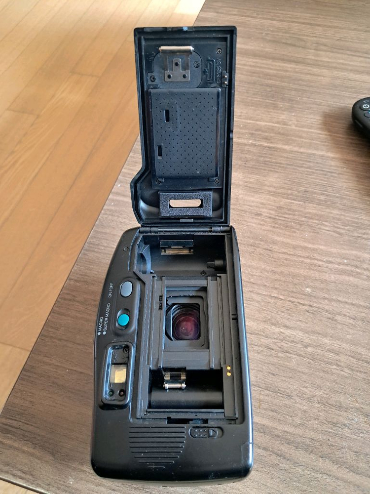 삼성 퍼지 줌 1050(Samsung Fuzzy Zoom 1050) 필름 카메라입니다. 이미지